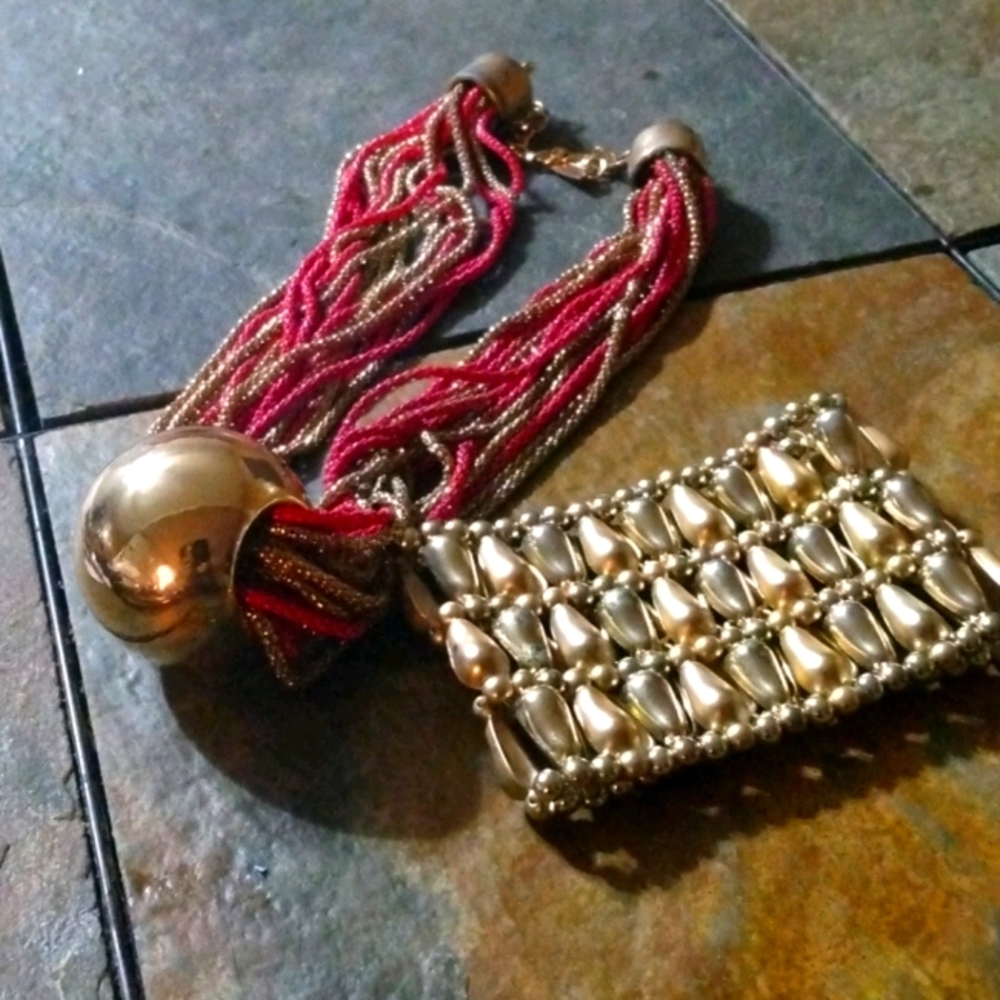 Necklace choker and stretch bracelet